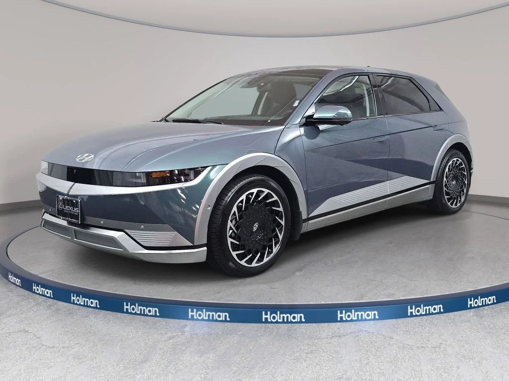 Used 2024 Green Hyundai Limited image 1