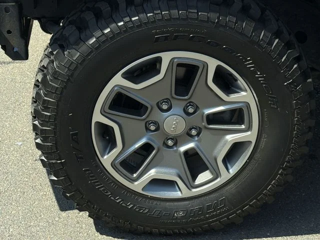 Used 2015 Silver Jeep Unlimited Rubicon image 17