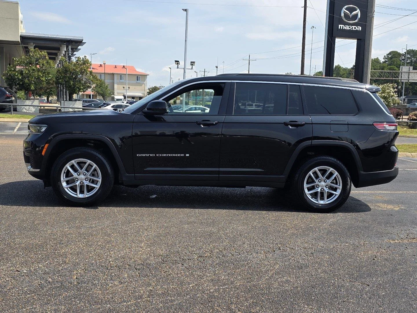 Used 2024 Diamond Black Crystal Pearlcoat Jeep Laredo image 8