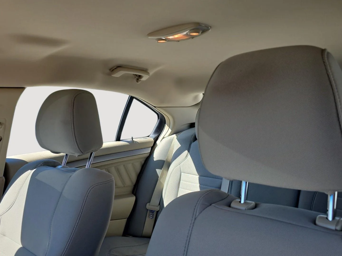 Used 2018  Ford SE FWD image 6