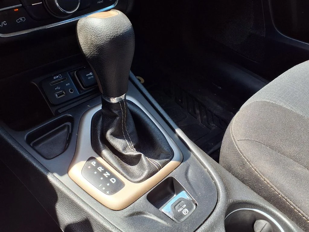 Used 2018 Black Jeep Latitude image 16