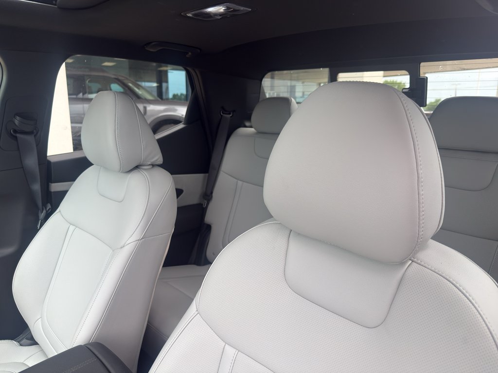Used 2025 Atlas White Hyundai SEL Activity image 3