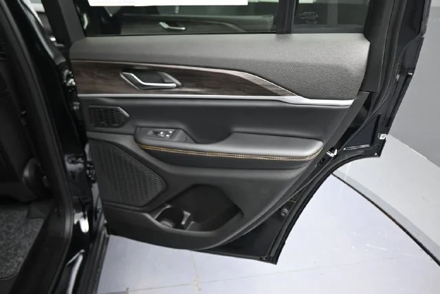 New 2026 Diamond Black Crystal Pearl-Coat Exterior Paint Jeep  image 21