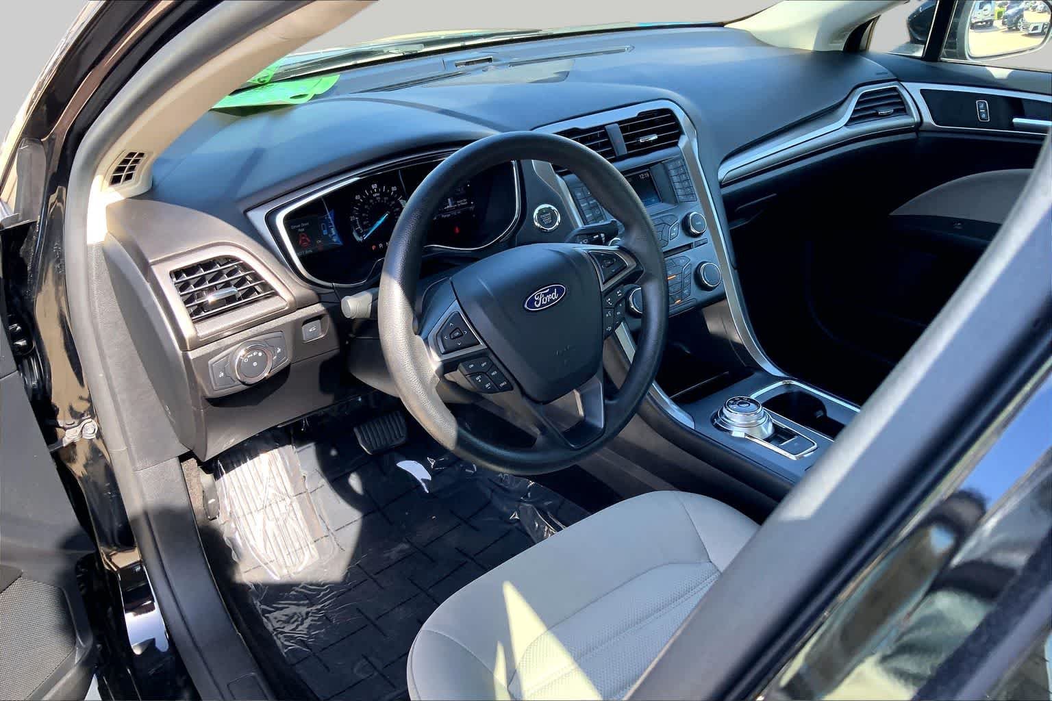 Used 2018 Shadow Black Ford S image 17