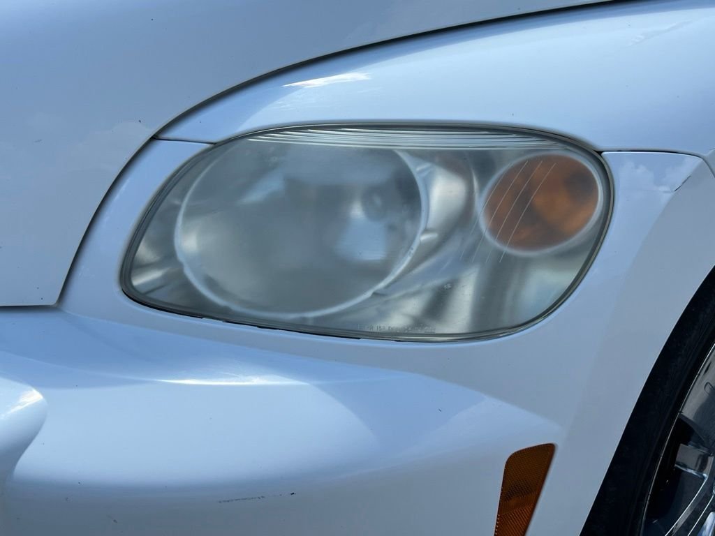 Used 2009 White Chevrolet LT image 3