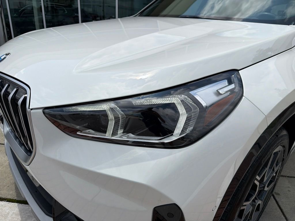 Used 2025 White BMW xDrive28i image 12