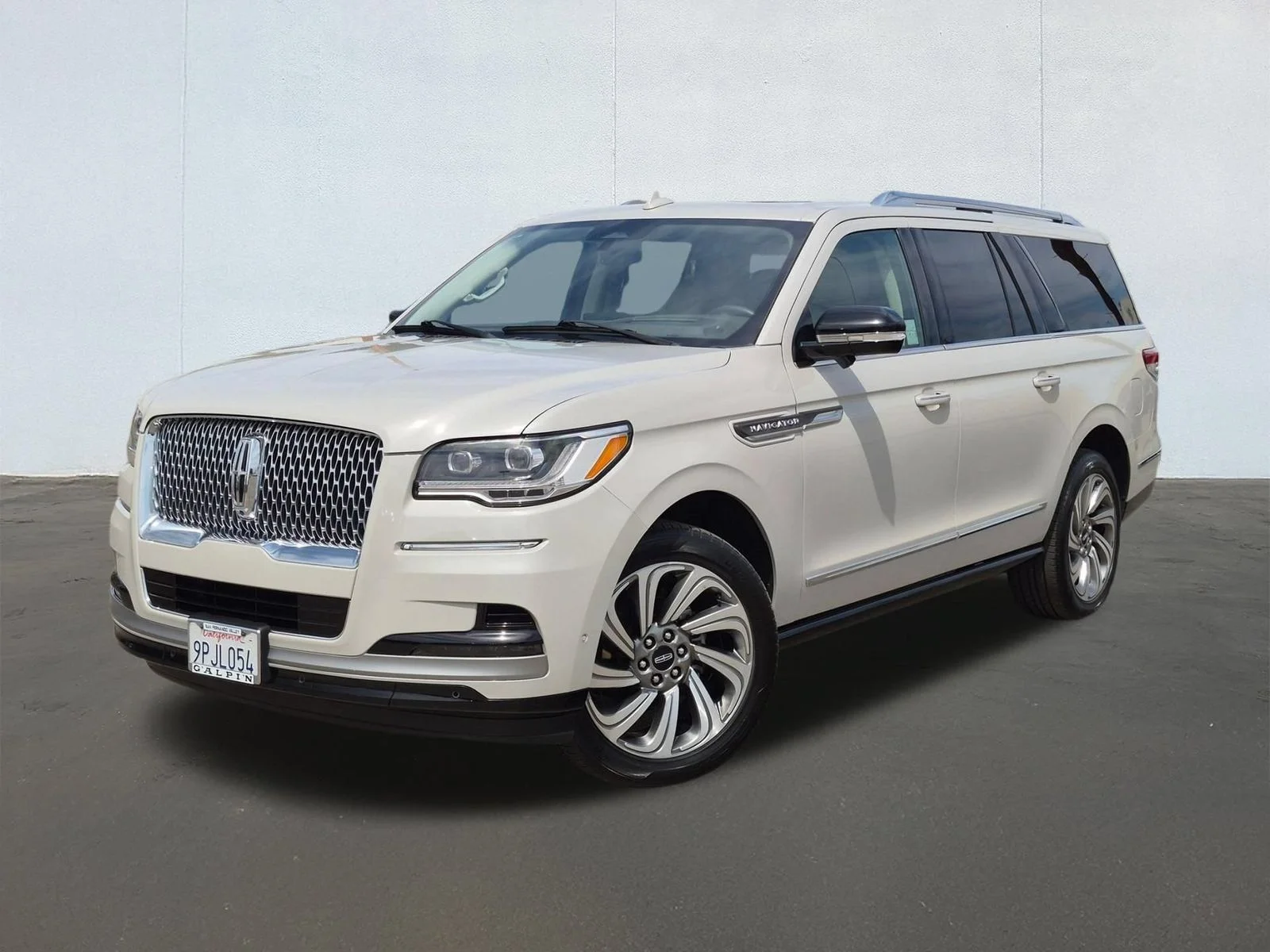 Used 2023 White Lincoln Reserve image 1