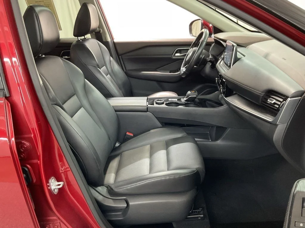 Used 2021 Scarlet Nissan SV image 27