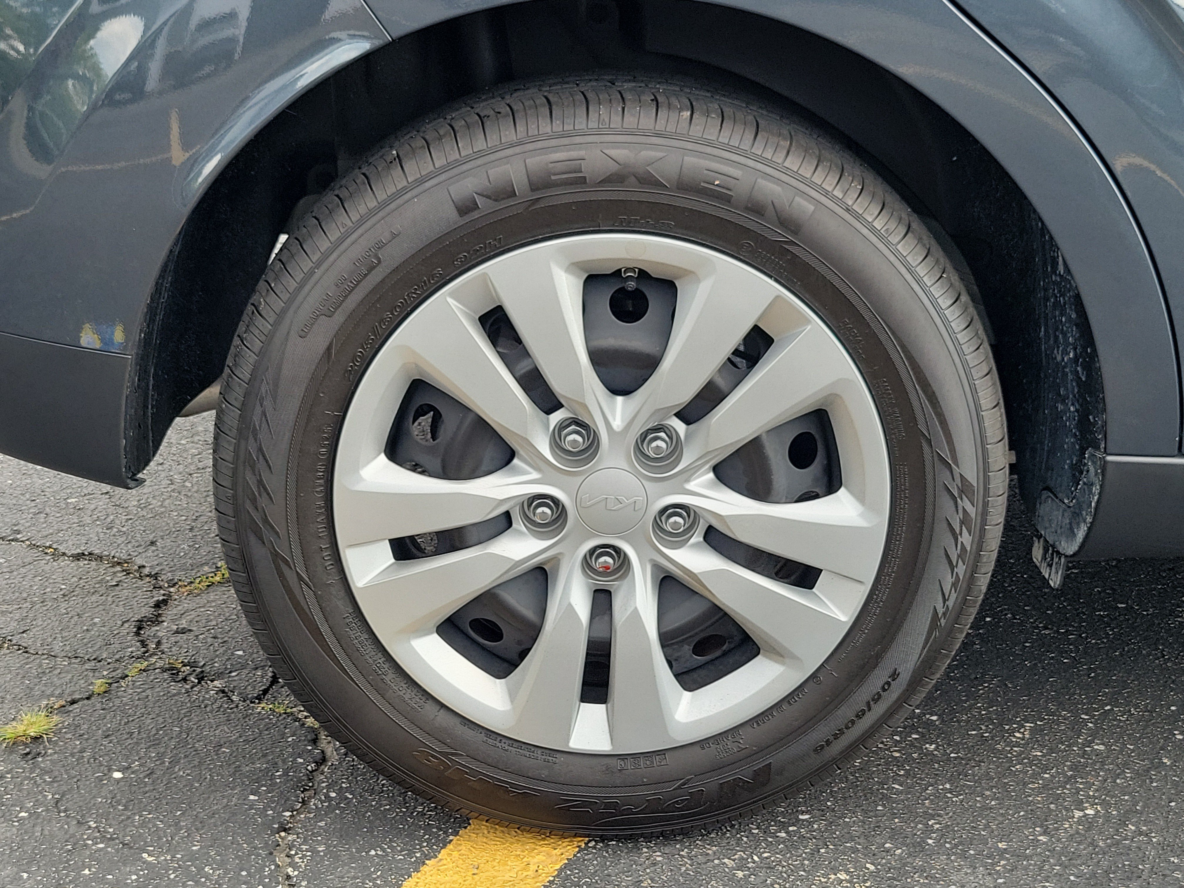 Used 2025 Gravity Gray Kia LX image 7