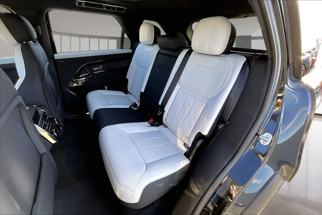 Used 2023 Black Land Rover SE Dynamic image 20