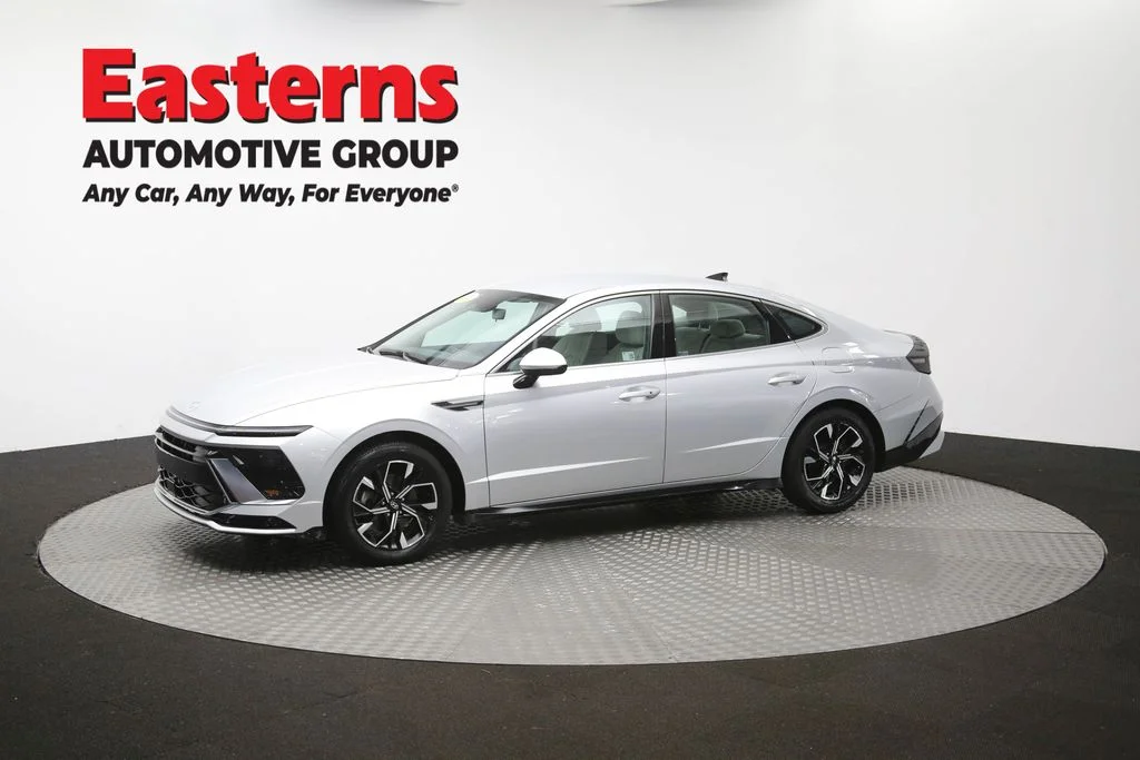 Used 2025 Silver Hyundai SEL image 58