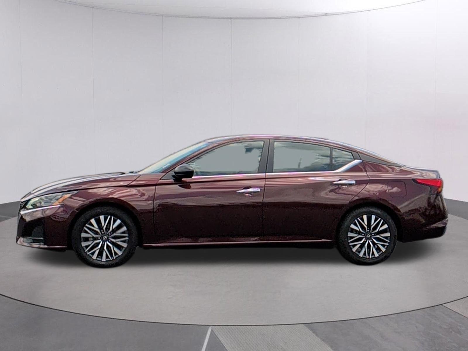 Used 2025 Garnet Pearl Metallic Nissan SV image 2