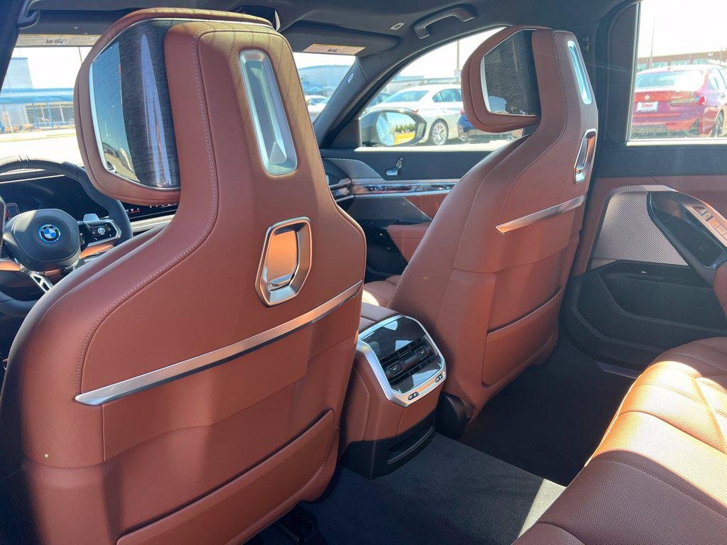 New 2026 Dravit Grey Metallic BMW 750e xDrive image 25