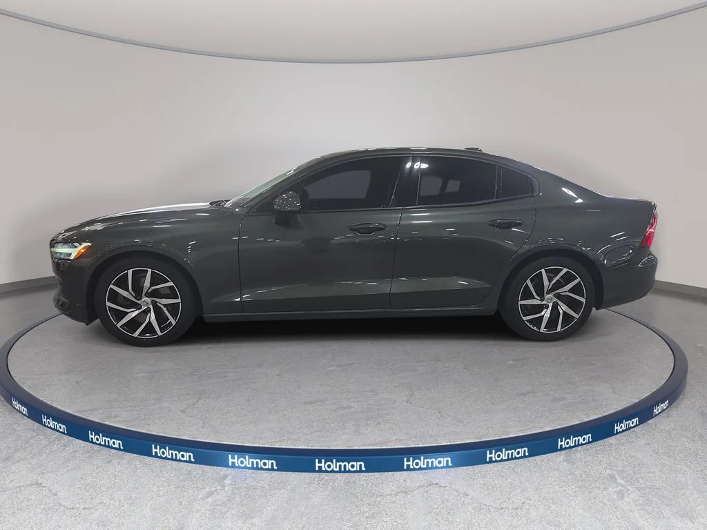 Used 2020 Pine Gray Metallic Volvo T6 Momentum image 11