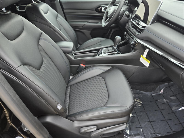 New 2026 Diamond Black Crystal Pearlcoat Jeep Latitude image 10