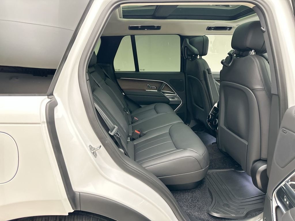 New 2026 Ostuni Pearl Wht Prem Met Land Rover SE image 7