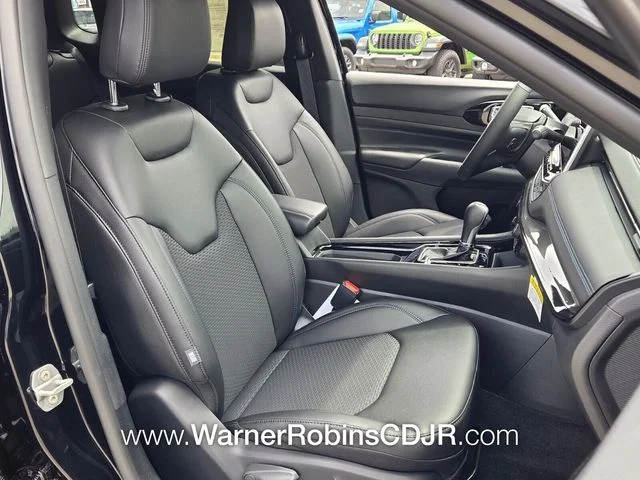 New 2026 Diamond Black Crystal Pearl-Coat Exterior Paint Jeep Latitude image 16