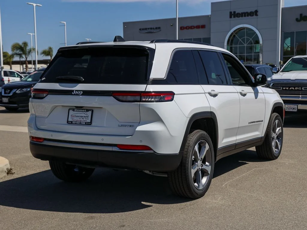 New 2026 Bright White Clear-Coat Exterior Paint Jeep Limited image 3