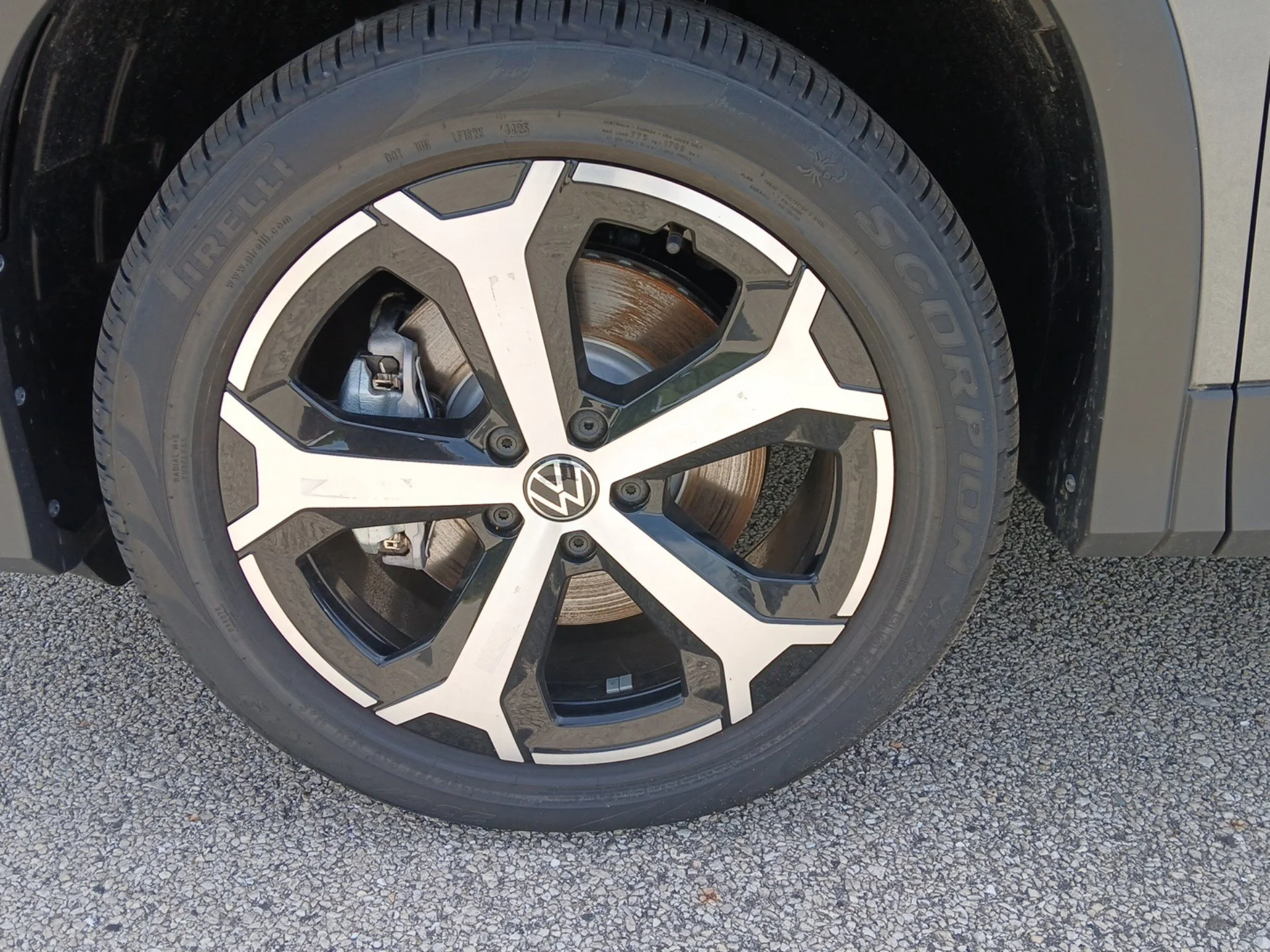New 2026 Platinum Gray Metallic Volkswagen 2.0T SE image 29