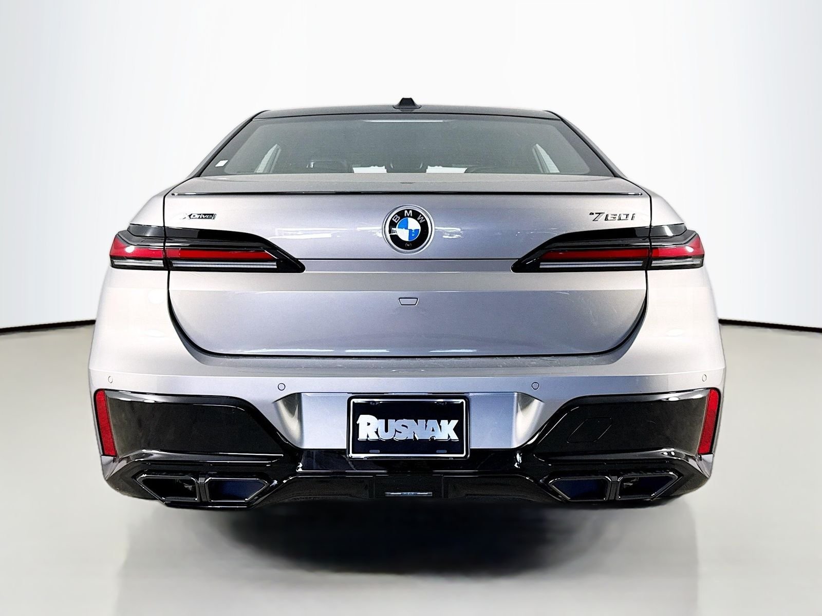New 2026 Oxide Grey Metallic BMW 760i xDrive image 6