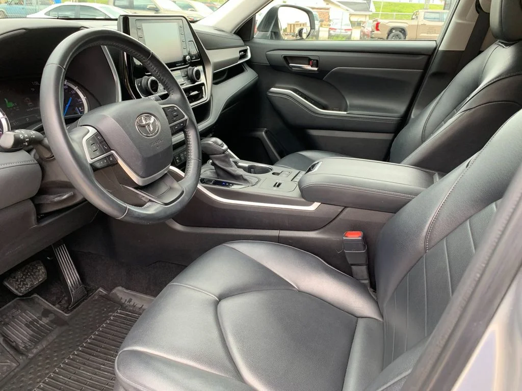 Used 2022 Silver Toyota XLE image 11