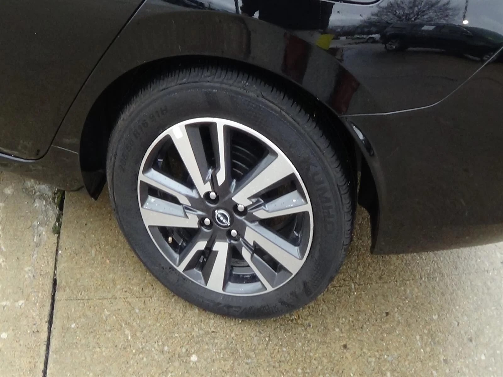 Used 2025 Super Black (kh3) Nissan SV image 9