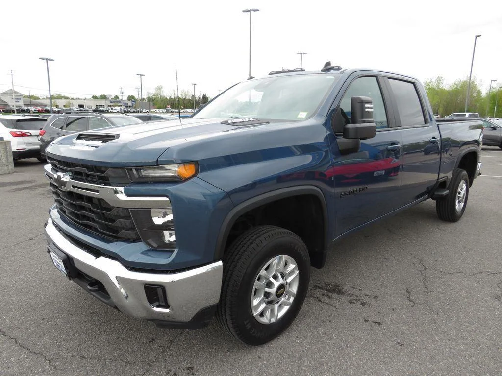 Used 2025 Lakeshore Blue Metallic Chevrolet LT image 10