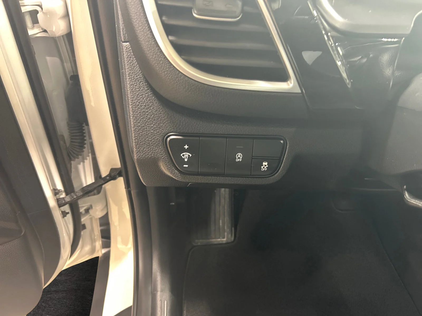 Used 2024 WHITE Kia EX AWD image 15