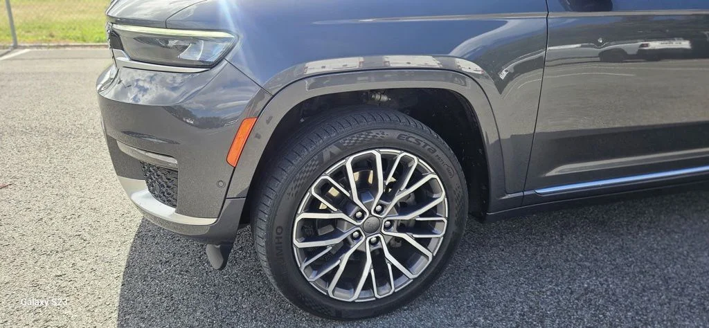 Used 2023 Gray Jeep Summit image 9