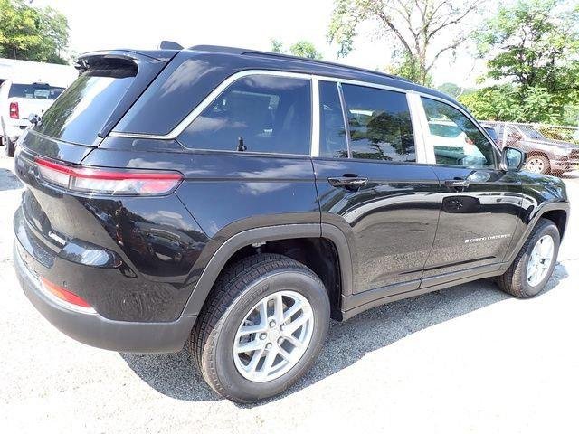 New 2026 Diamond Black Crystal Pearl-Coat Exterior Paint Jeep Laredo image 7