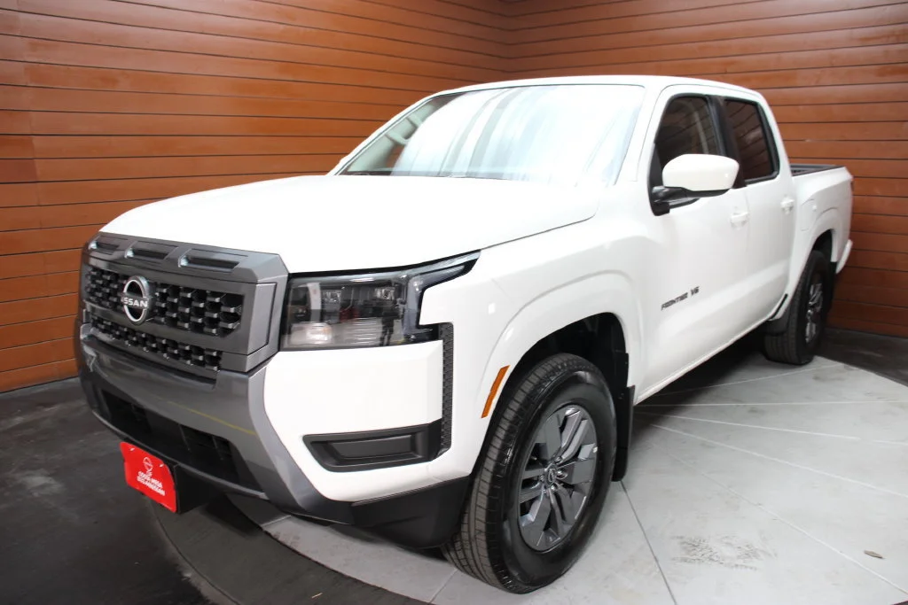 New 2027 Glacier White Nissan Crew Cab SV image 25