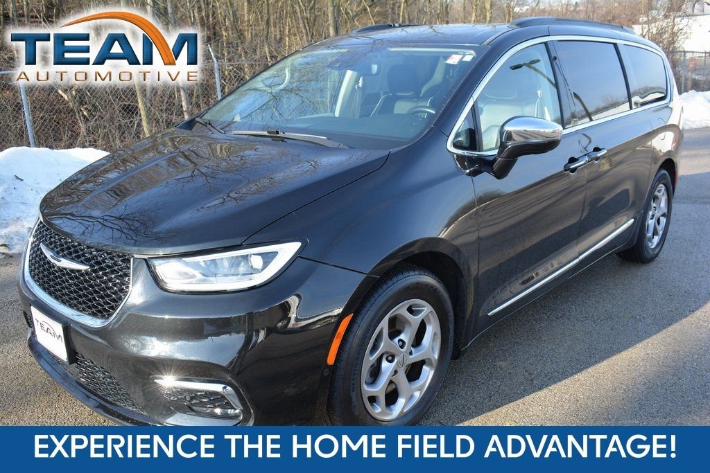 2022 Chrysler Pacifica Limited's photo