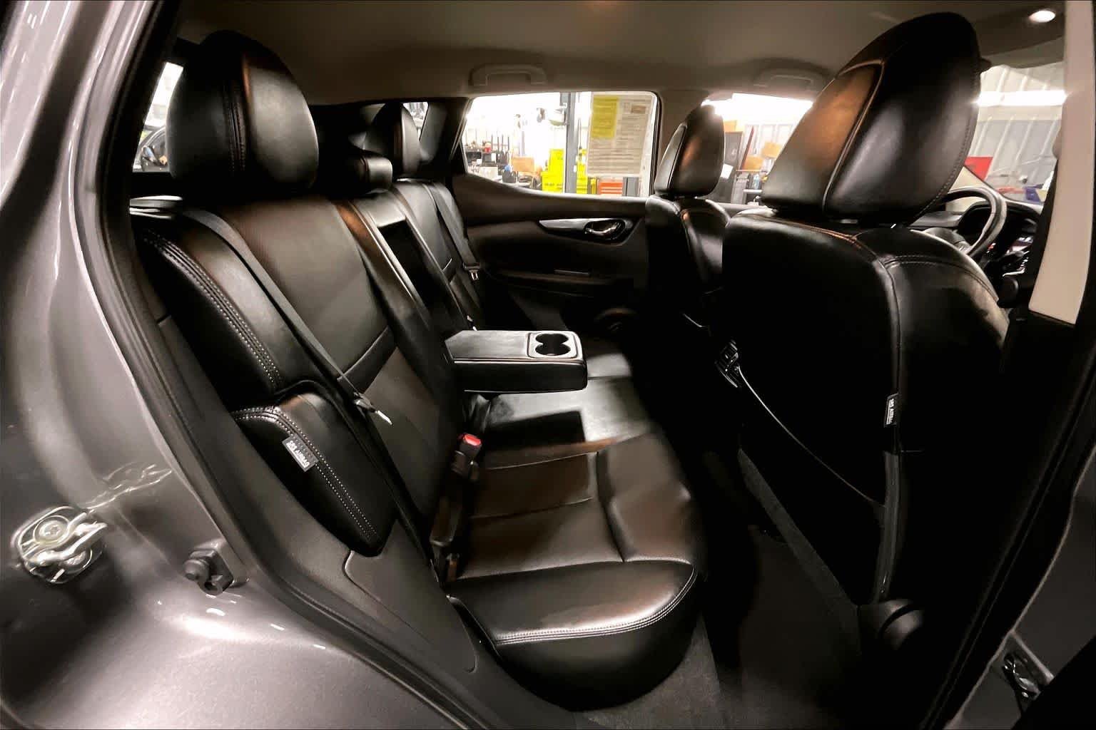 Used 2022 Gun Metallic Nissan SL image 19