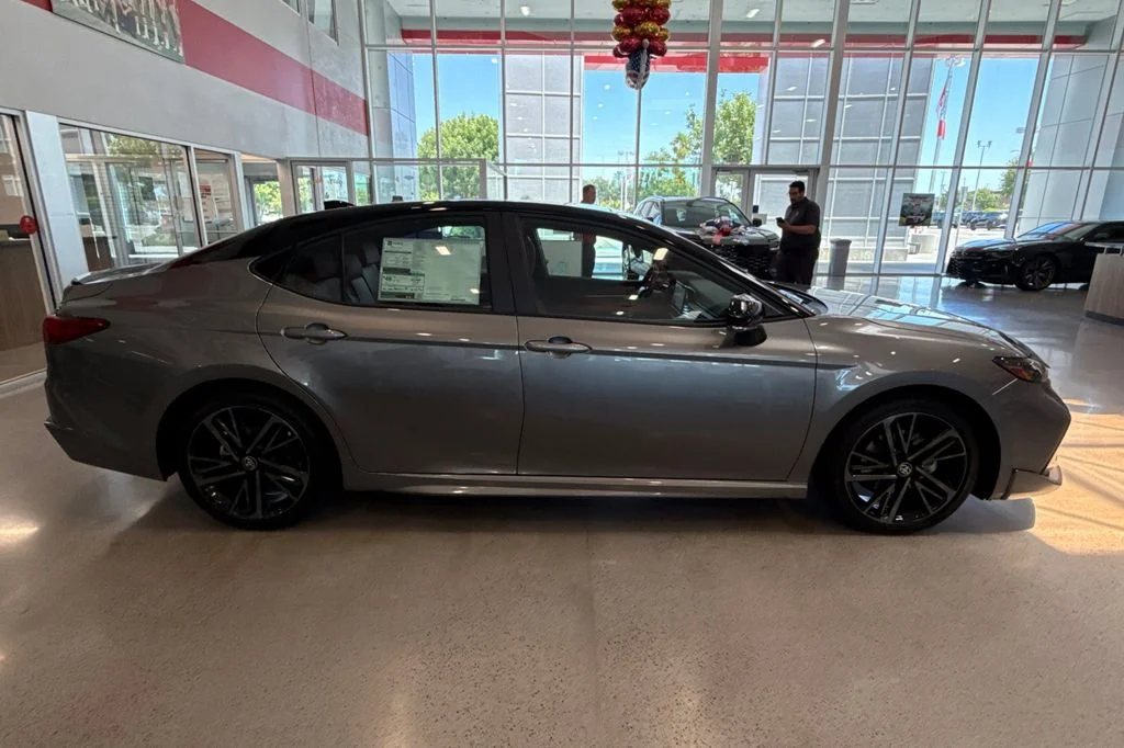 New 2026 Heavy Metal with Midnight Black Metallic roof <sup>1</sup> Toyota  XSE image 4