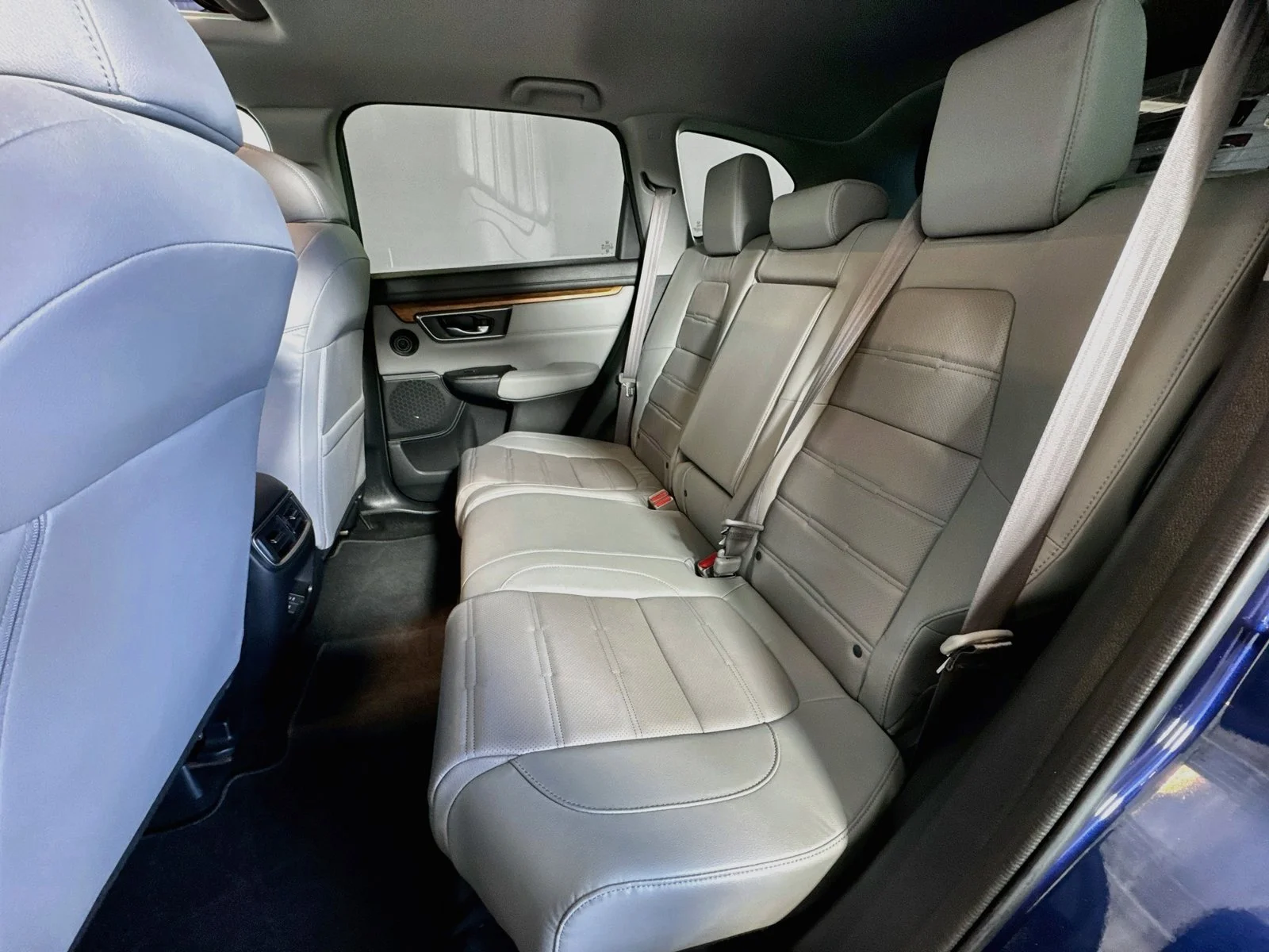 Used 2018 Obsidian Blue Pearl Honda Touring image 23