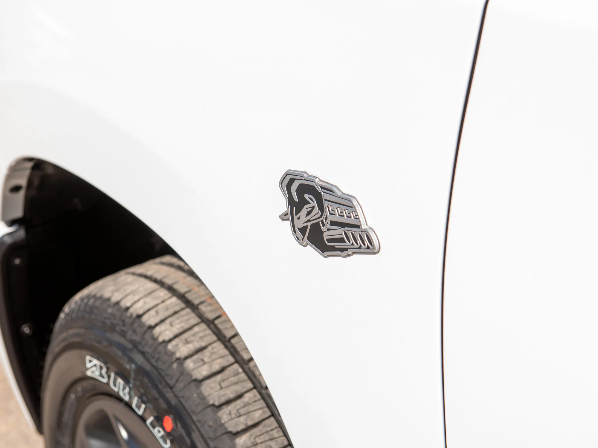 New 2026 White RAM Sport* Crew Cab 4x4, HEMI V8, Panoramic Sunroof, 3.92 Rear Axle, Heated Seats image 3