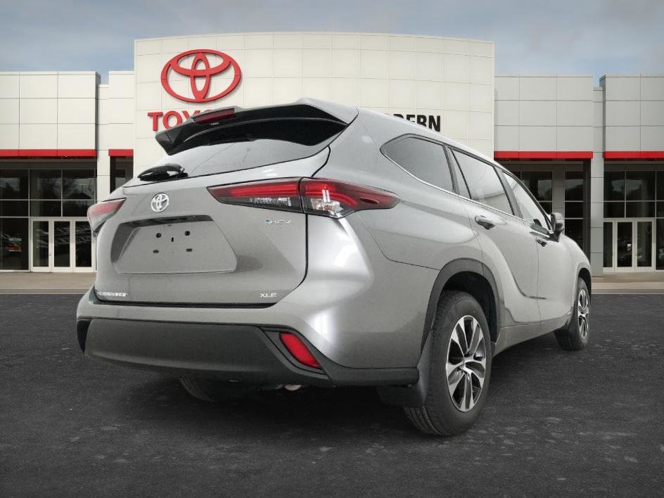 New 2026 Heavy Metallic Toyota Hybrid XLE image 17