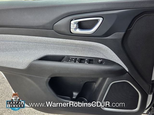 Used 2023 White Jeep Latitude image 31