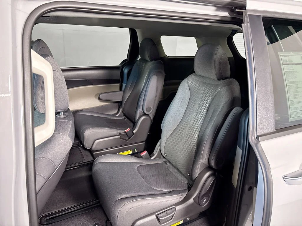 New 2027 Ceramic Silver Kia LX image 19