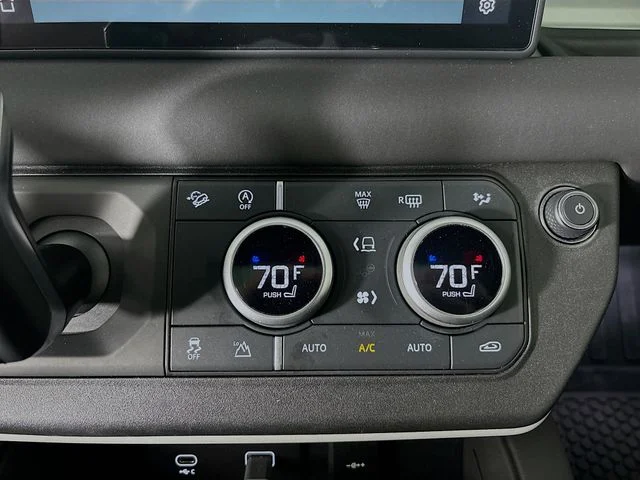 Used 2024  Land Rover S image 18
