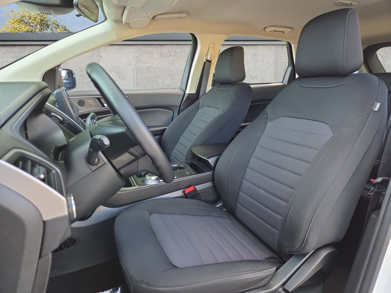 Used 2022 Oxford White Ford SE image 9