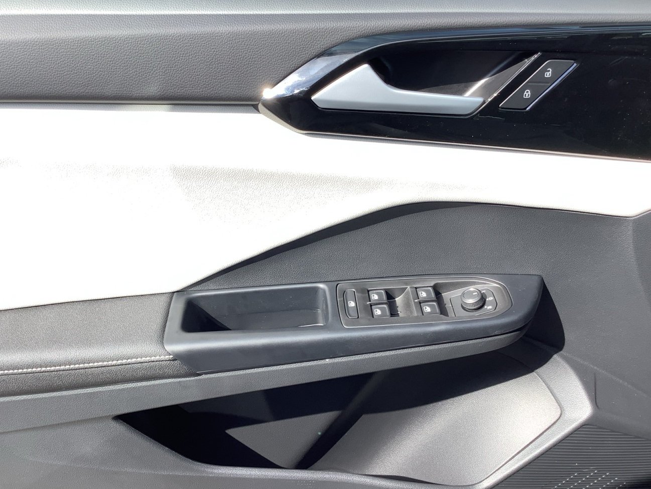 New 2027 Platinum Gray Metallic Volkswagen S image 27