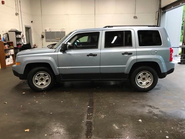 Used 2013 Beige Jeep Sport image 5
