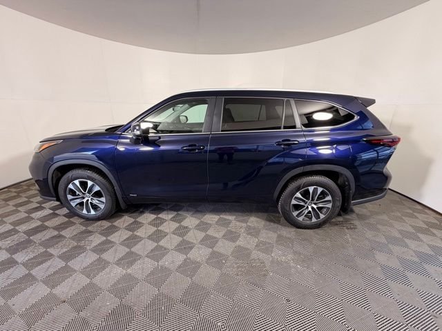 Used 2024  Toyota XLE image 4