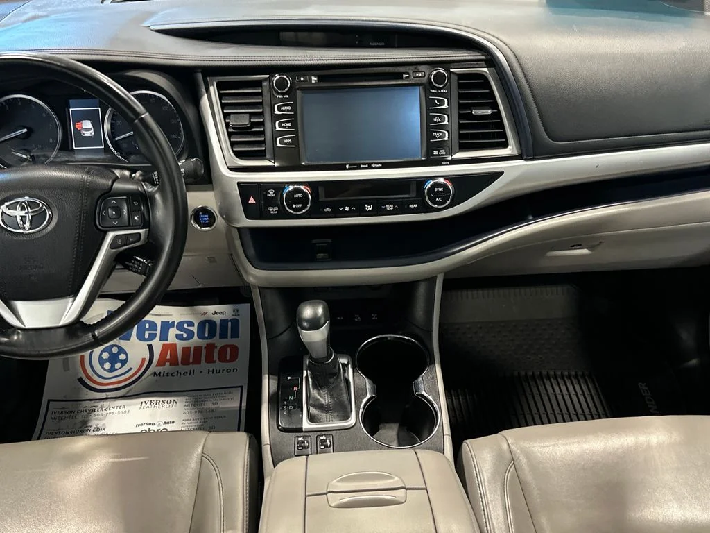 Used 2018 Gray Toyota XLE image 31