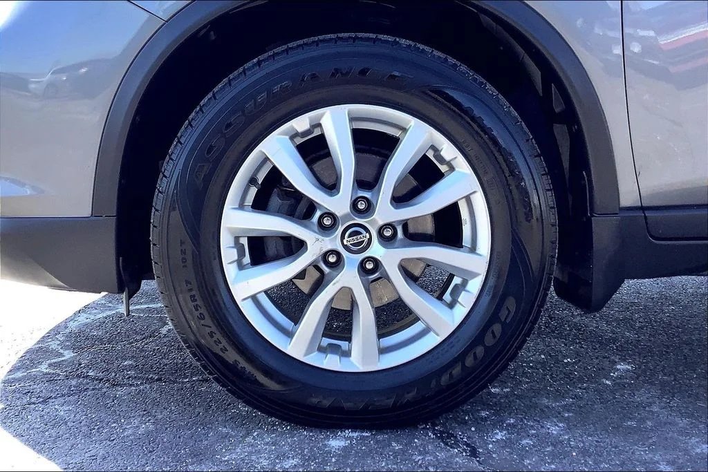 Used 2020 Gray Nissan SV image 8