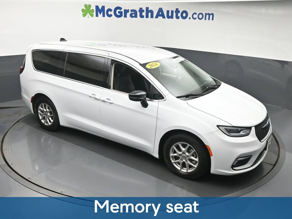 Used 2024 White Chrysler Touring L image 3