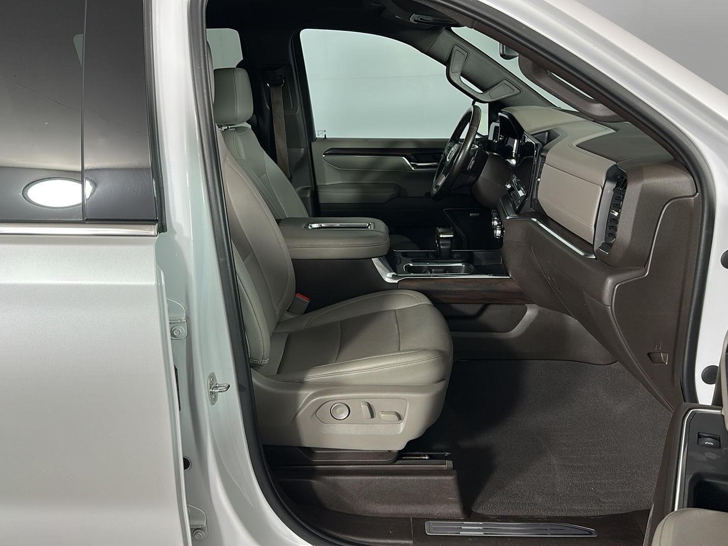 Used 2022 White Frost Tricoat GMC SLT image 28