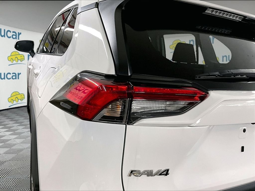 Used 2022 White Toyota LE image 32