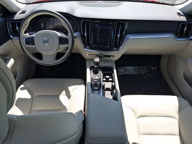Used 2019  Volvo Momentum image 14